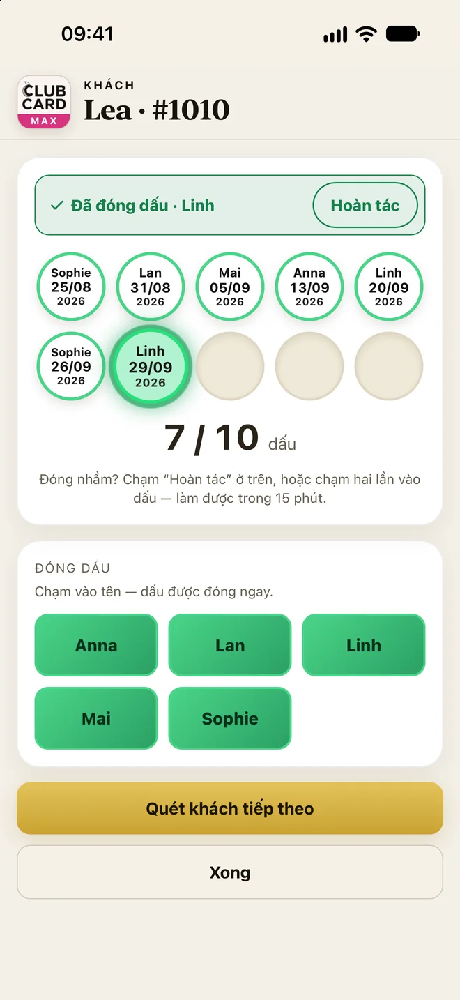 Ảnh chụp một phần app: thẻ của Lea có 7 trên 10 dấu, dấu vừa đóng là của Linh, ngày 29/09/2026. Phía trên là dòng “Đã đóng dấu · Linh” với nút “Hoàn tác”, bên dưới là ghi chú: hoàn tác được trong 15 phút.